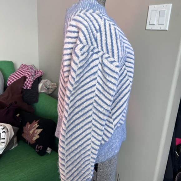 sweater - Picture 2 of 9